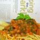 Mon chay mi spaghetti nấu xốt cà chua và thảo mộc