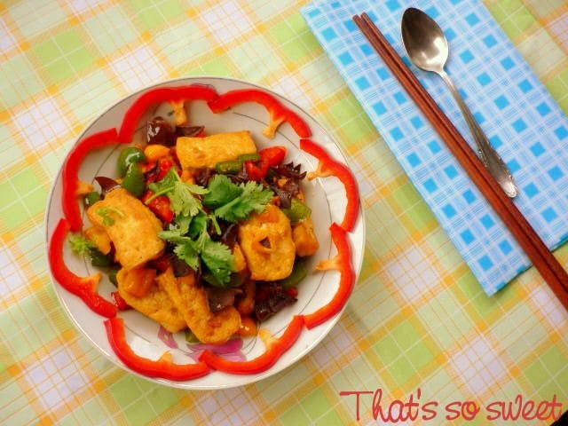 Món chay:Đậu phụ xào mộc nhĩ, ớt chuông