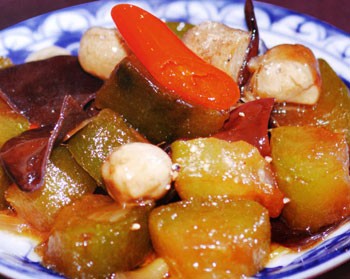Thực hiện món bí đao kho chay.