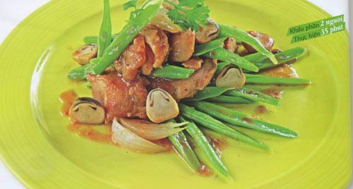 Món chay : Gà xào nấm rơm .