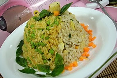 Món chay : Cơm chiên cà-ri đỏ và xanh .