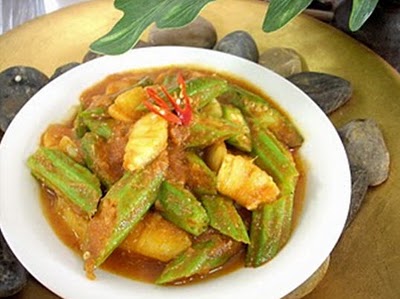 Món chay : Đậu bắp xào xốt Tom Yum .