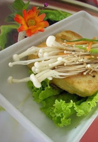 Món chay : Đậu hủ chiên kèm nấm kim .