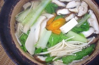 Món chay : Lẩu nấm và rau cải .