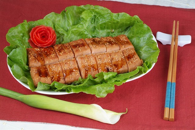 Ăn chay với món : Lươn thuần chay nướng .