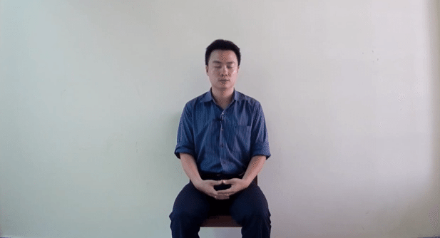 Ngồi thiền trong lúc nghỉ trưa .