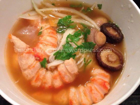 mon chay : Bún tôm hùm chua cay .
