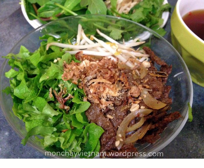 Bún bò trộn thuần chay .