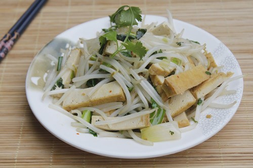 Món chay giá xào đậu phụ đơn giản mà ngon