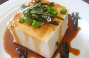 an chay la cach an khong day du cac loai thuc pham trong tu nhien, bat dau tu nguyen nhan ton giao, nhung ngay cang pho bien vi nguoi ta nhan ra loi ich cua an chay voi suc khoe.