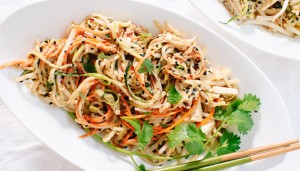 Mon chay pad thai rau cu