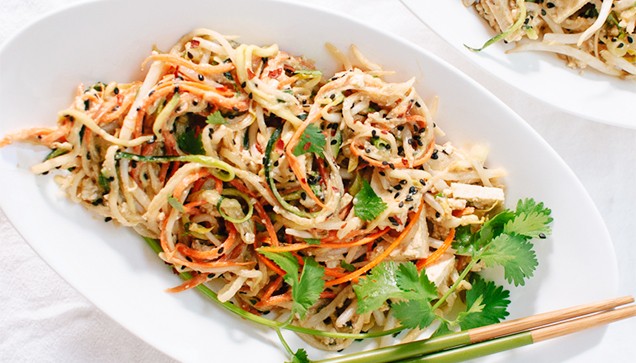 Làm Pad thái rau củ cho thực đơn món chay