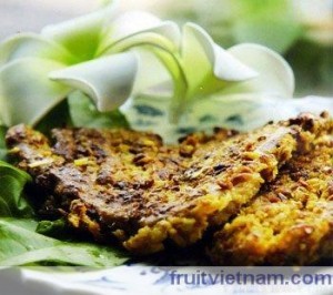 loi mit muoi xa ot co the an voi banh mi hoac com nong cung ca chua, dua leo.