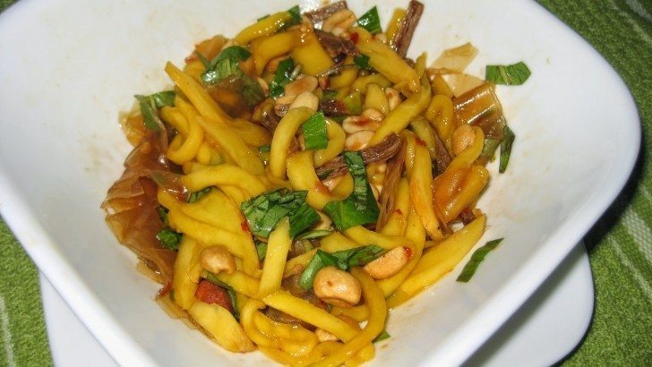 Món chay bánh tráng trộn xoài chay rất ngon