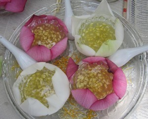 mon chay ngon tai hue: che hat sen mot mon an giai nhiet rat tot cho co the.