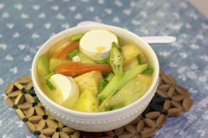 bat canh co vi chua chua cua me va dua, them nhieu rau va dau phu non, an khong ngay, thich hop cho bua com chay thanh dam.