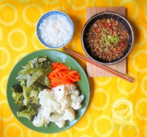 trong khi cho mon chay dau hu kho quet can bot lua thi bat rau cu len hap cho chin va cho ra dia.