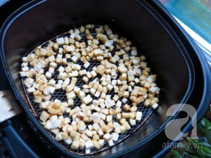 neu cac ban co may chien khong dung dau nhieu (air fryer) thi dung may nay tot hon. chien xong de rieng.