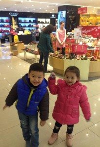 khoanh khac cac con no dua, cham soc lan nhau luon khien chi cam thay vui ve va hanh phuc