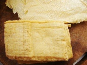 cach lam mon chay: tau hu chien cat mieng vuong. tau hu ky chien so, be mieng vua an