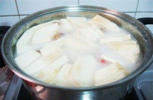 cach lam mon chay: cho nuoc dao, sa ke, bot khoai vao noi nau soi