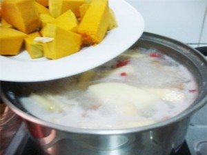 cach lam mon chay: cho tiep bi do va cac nguyen lieu khac vao nau mem. sau cung cho nuoc cot dua vao, de soi lai, tat bep