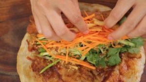 cho lan luot tung nguyen lieu len banh burrito