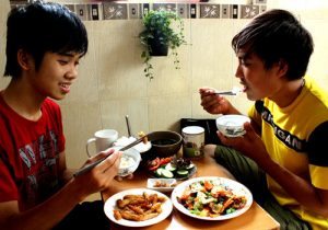 Những ngày tết, Thái Việt (bìa phải, 24 tuổi, Q.Bình Thạnh, TP.HCM) thường xuống bếp tự làm món chay thết đãi bạn bè