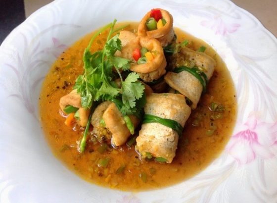 Món ăn chay Đậu hủ cuộn rau củ sốt nước tương